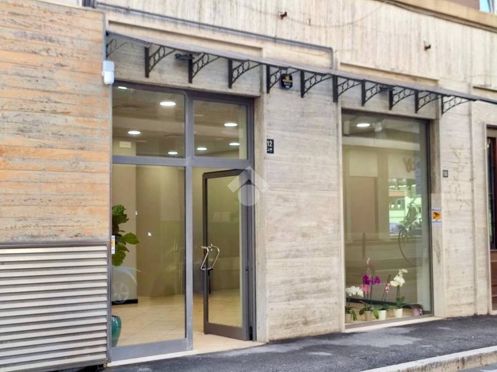negozio in vendita a Pescara in zona Centro Città