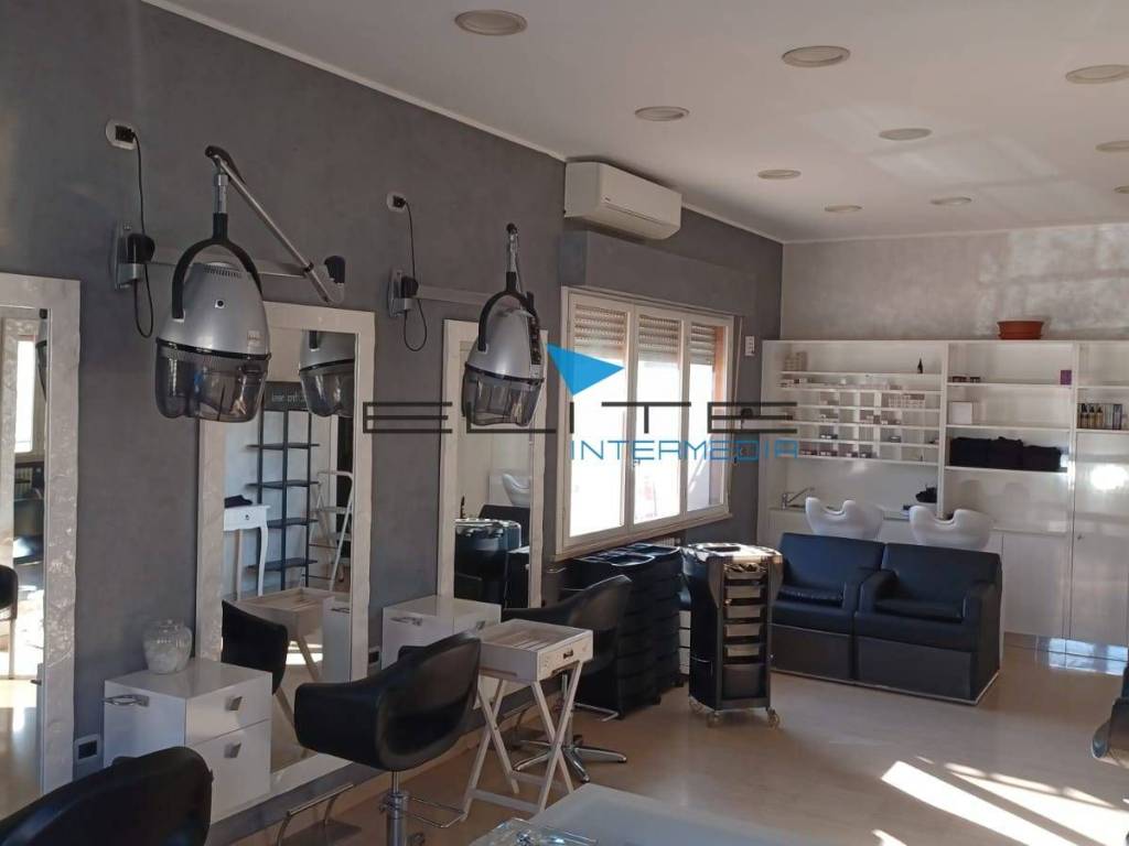 negozio in vendita a Pescara in zona Colle Scorrano