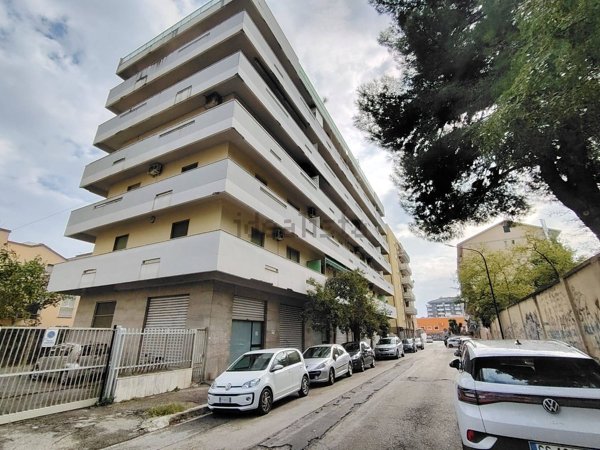 locale commerciale in vendita a Pescara