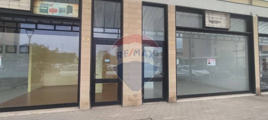 negozio in vendita a Pescara in zona San Donato