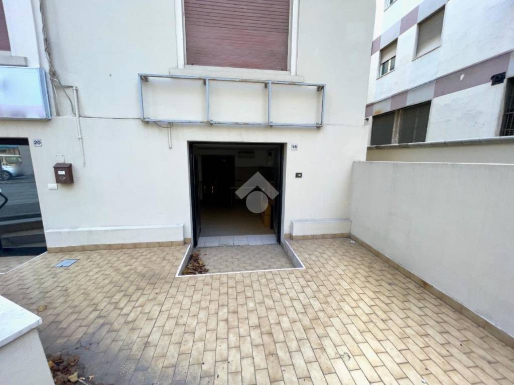 negozio in vendita a Pescara in zona Centro Città