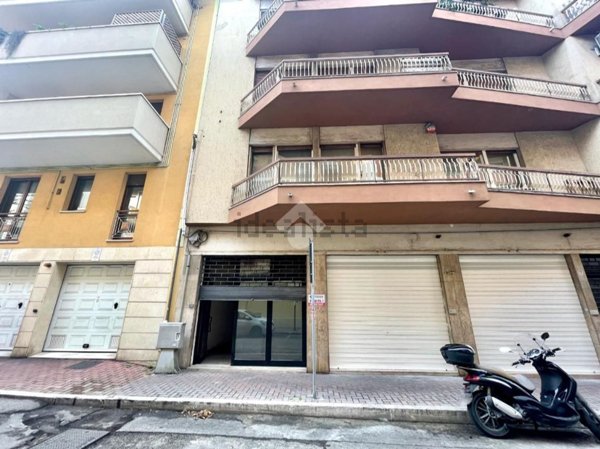 negozio in vendita a Pescara in zona Centro Città