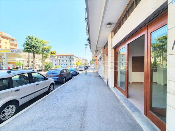 negozio in vendita a Pescara in zona Ospedale