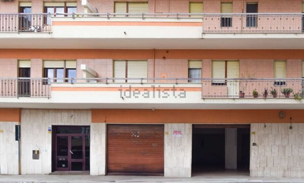 locale commerciale in vendita a Pescara in zona Porta Nuova