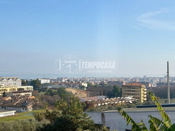 casa indipendente in vendita a Pescara in zona Ospedale
