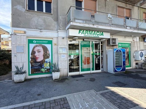 negozio in vendita a Pescara in zona Castellammare