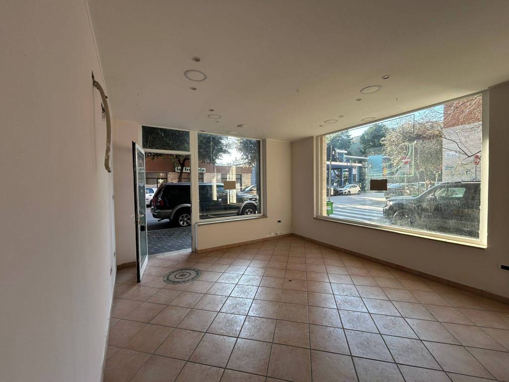 negozio in vendita a Pescara in zona Centro Città