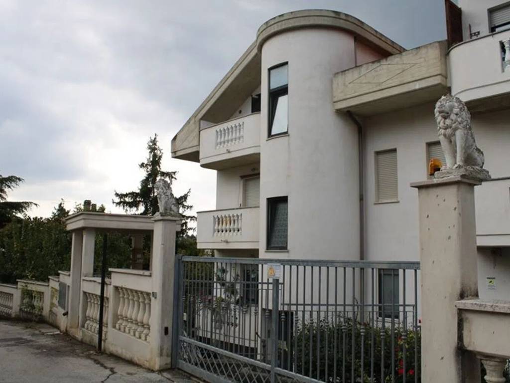 appartamento in vendita a Pescara in zona Colle Scorrano