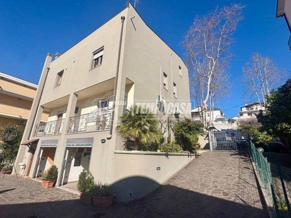 casa indipendente in vendita a Pescara in zona Ospedale