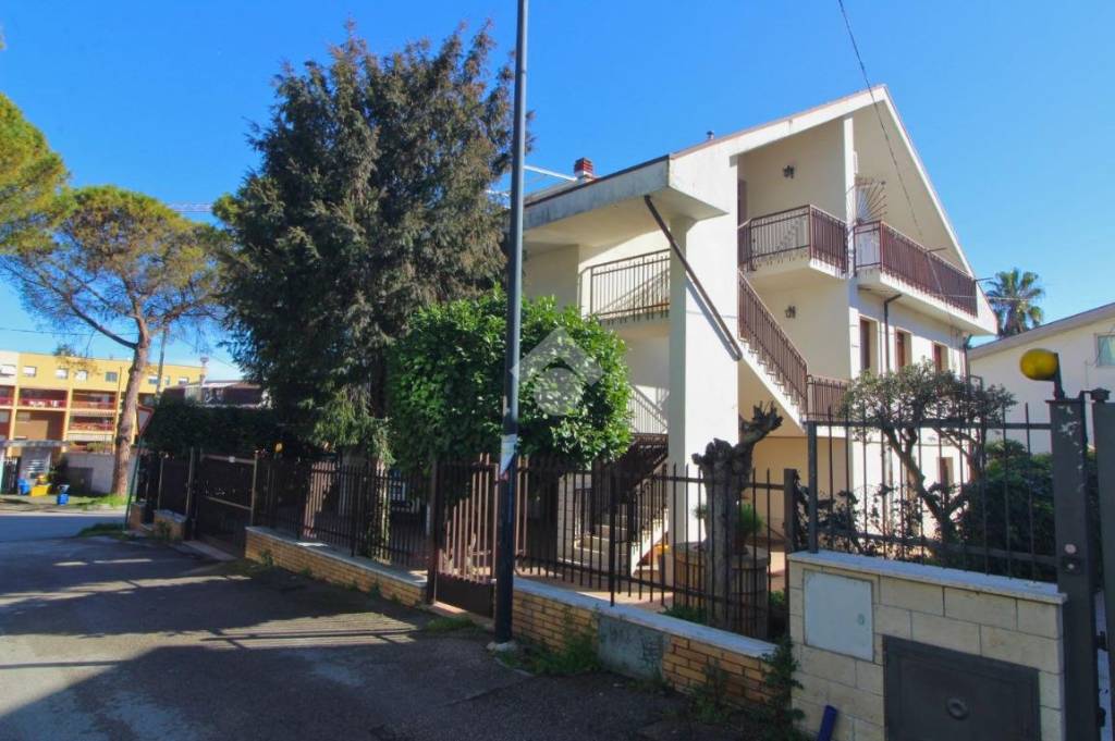 casa indipendente in vendita a Pescara in zona Colle Innamorati