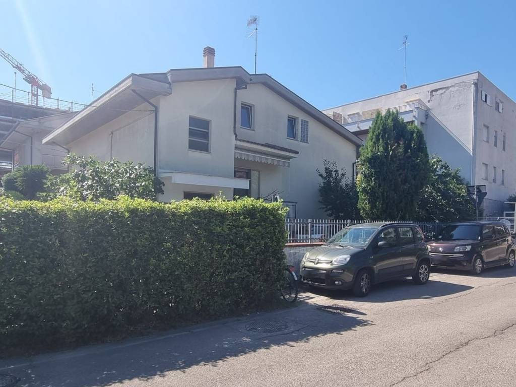 casa indipendente in vendita a Pescara in zona Ospedale