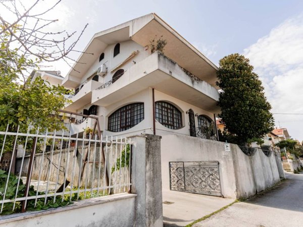 casa indipendente in vendita a Pescara in zona Ospedale