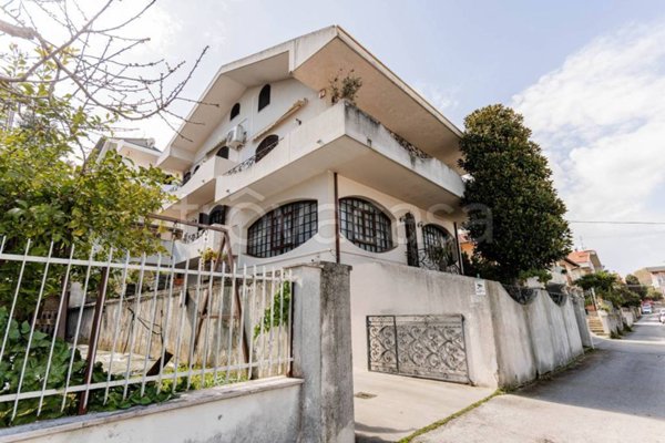 casa indipendente in vendita a Pescara in zona Colle Innamorati