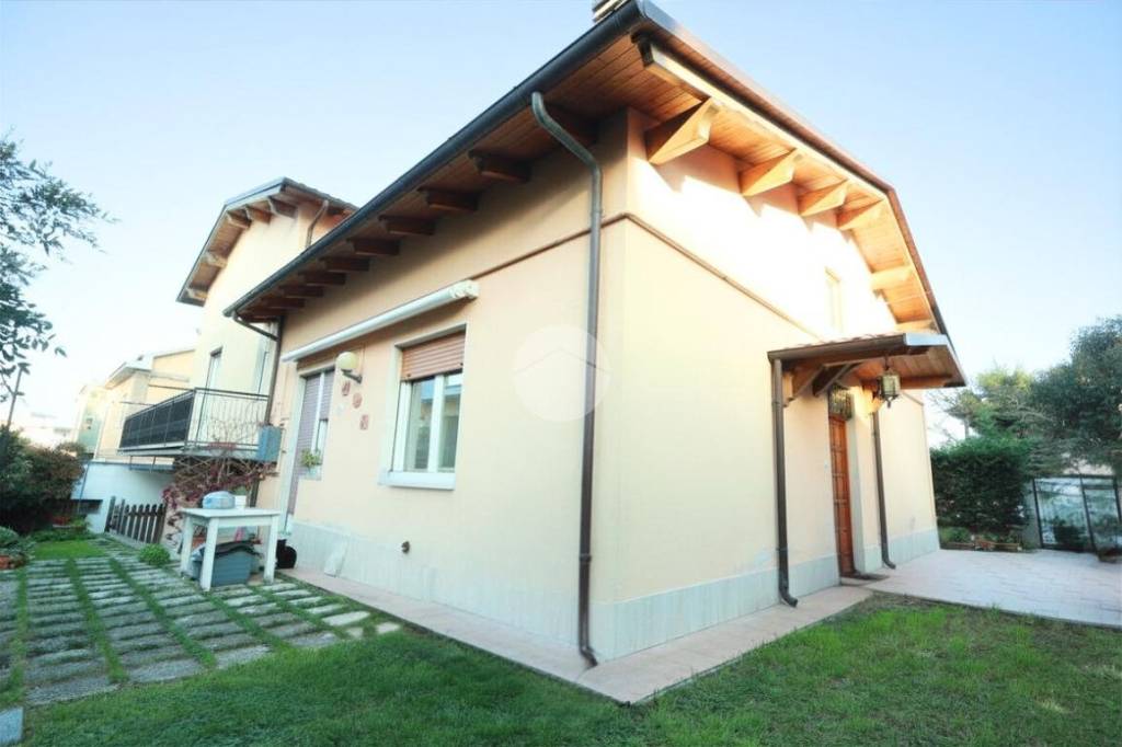 casa indipendente in vendita a Pescara in zona Ospedale