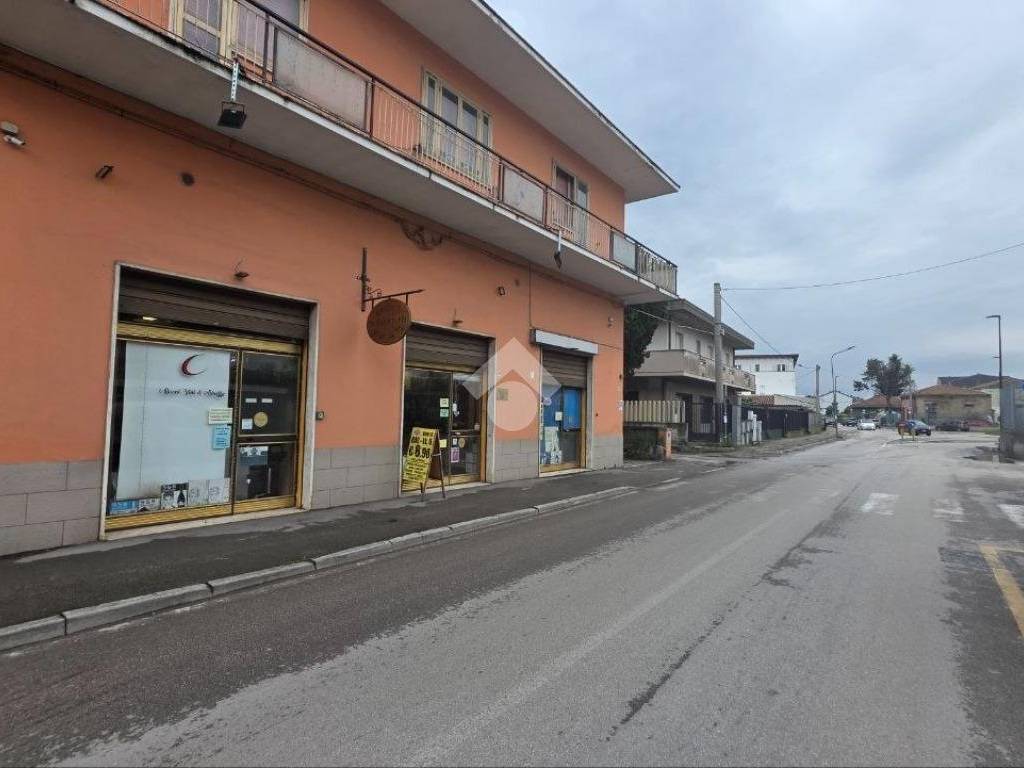 negozio in vendita a Pescara in zona Madonna del Fuoco