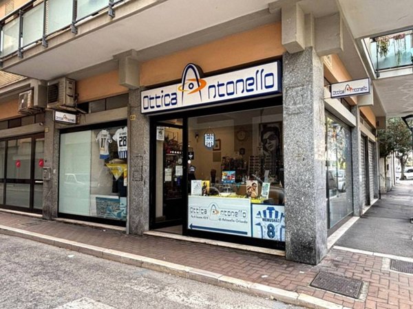negozio in vendita a Pescara in zona Centro Città