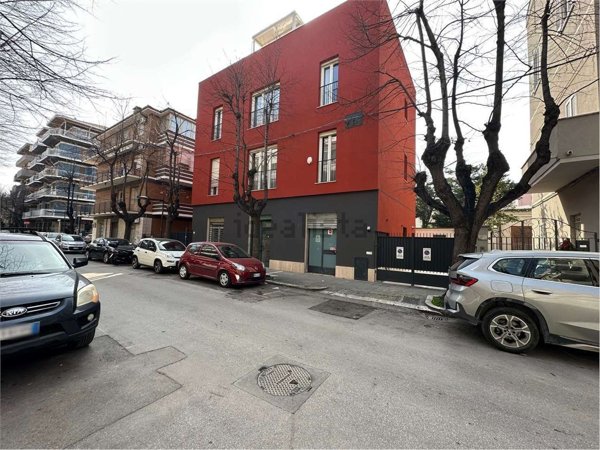 locale commerciale in vendita a Pescara in zona Leopoldo Muzii