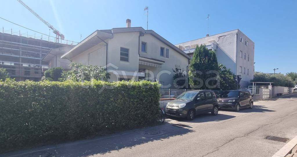 casa indipendente in vendita a Pescara in zona Ospedale