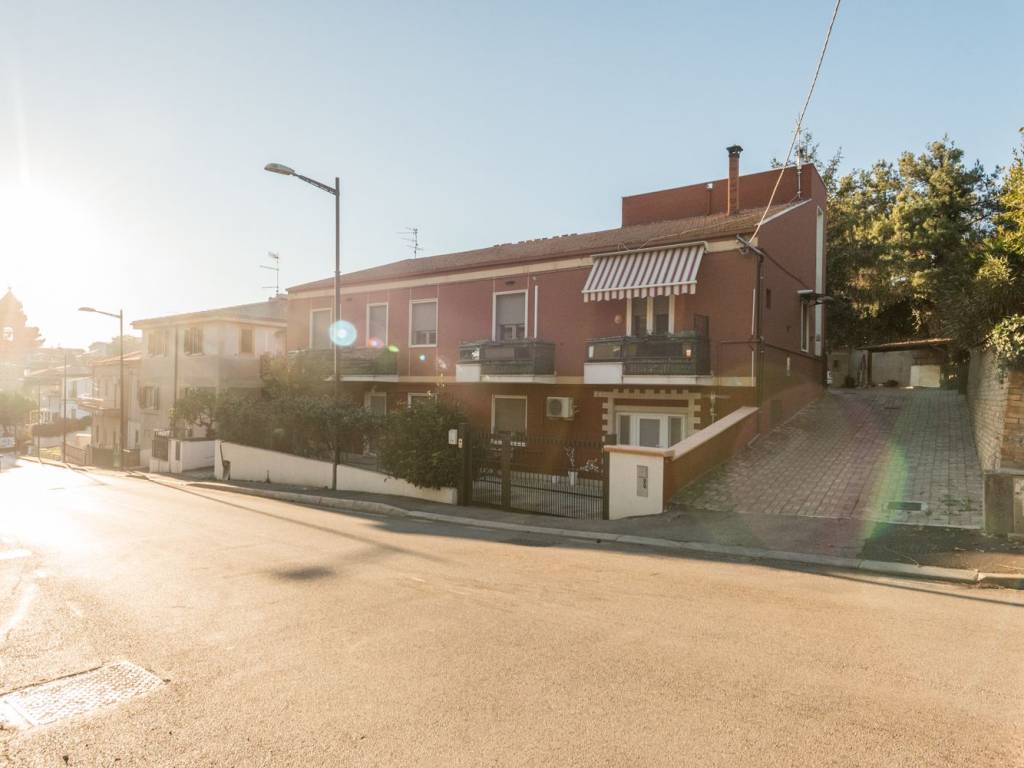 casa indipendente in vendita a Pescara in zona Ospedale