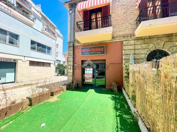 negozio in vendita a Pescara in zona Castellammare