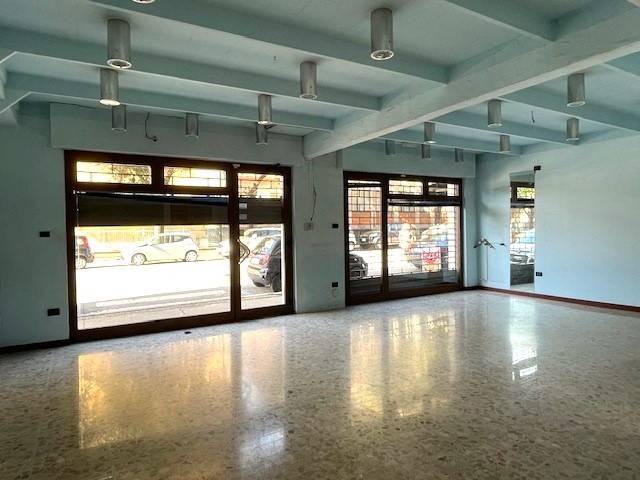 negozio in vendita a Pescara in zona Ospedale