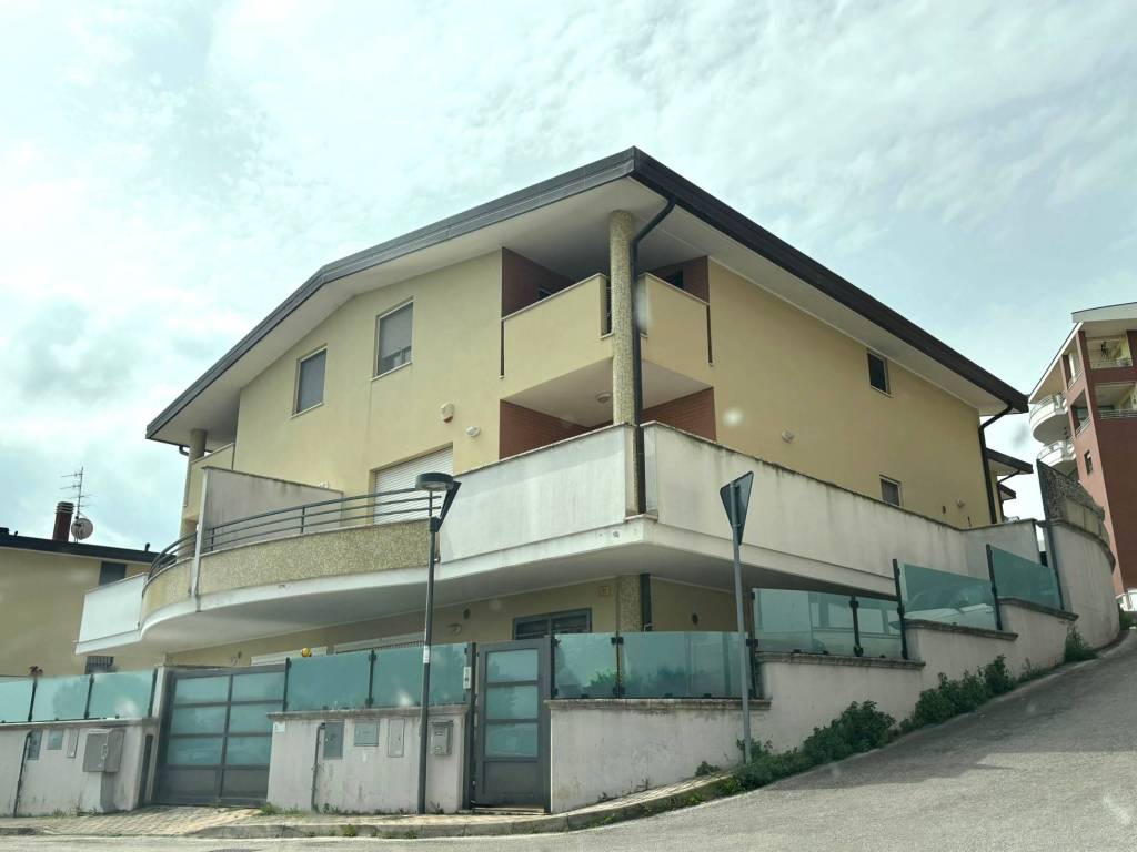 casa indipendente in vendita a Pescara in zona Ospedale