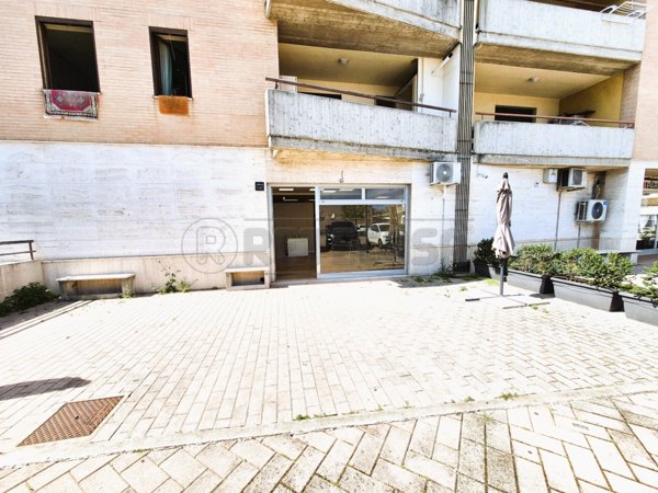 locale commerciale in vendita a Pescara