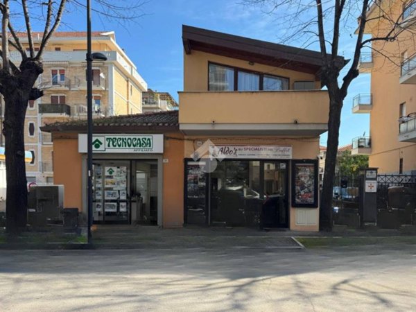 negozio in vendita a Pescara in zona Centro Città