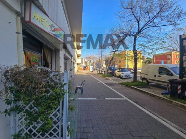 negozio in vendita a Pescara in zona Stadio