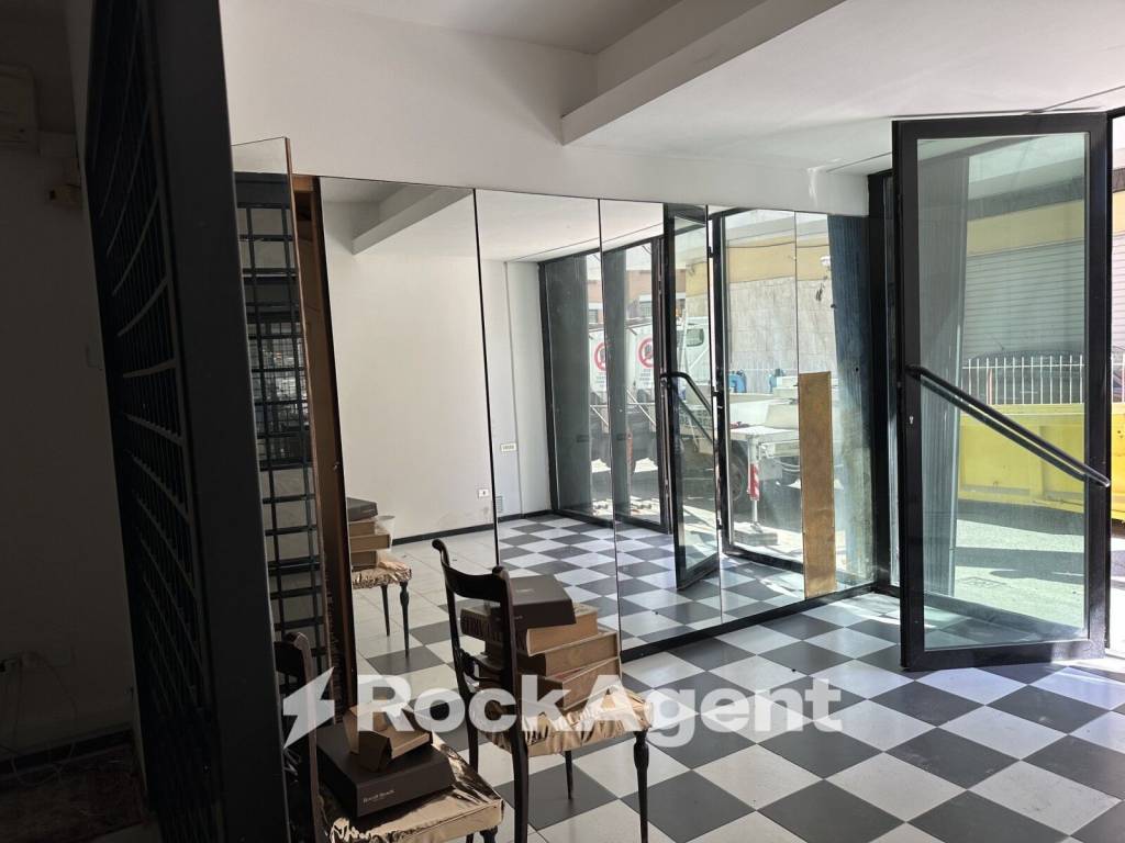 negozio in vendita a Pescara in zona Porta Nuova