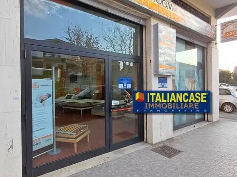 negozio in vendita a Pescara in zona Centro Città