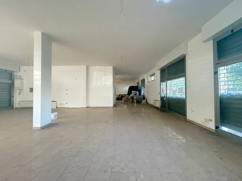negozio in vendita a Pescara in zona Porta Nuova