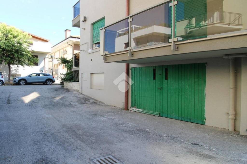 negozio in vendita a Pescara in zona Kennedy