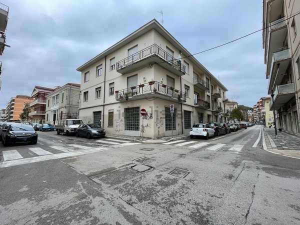 locale commerciale in vendita a Pescara in zona Porta Nuova