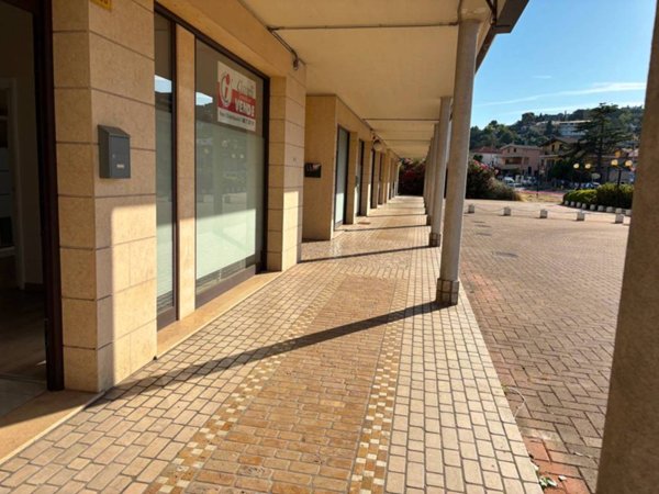 negozio in vendita a Pescara in zona Santa Filomena