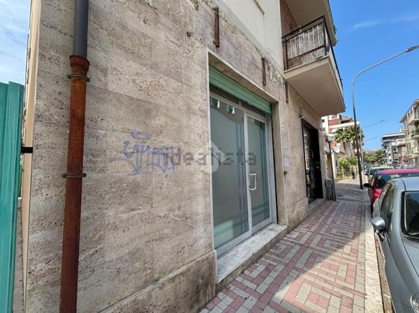 negozio in vendita a Pescara in zona Duca degli Abruzzi