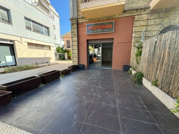 negozio in vendita a Pescara in zona Castellammare