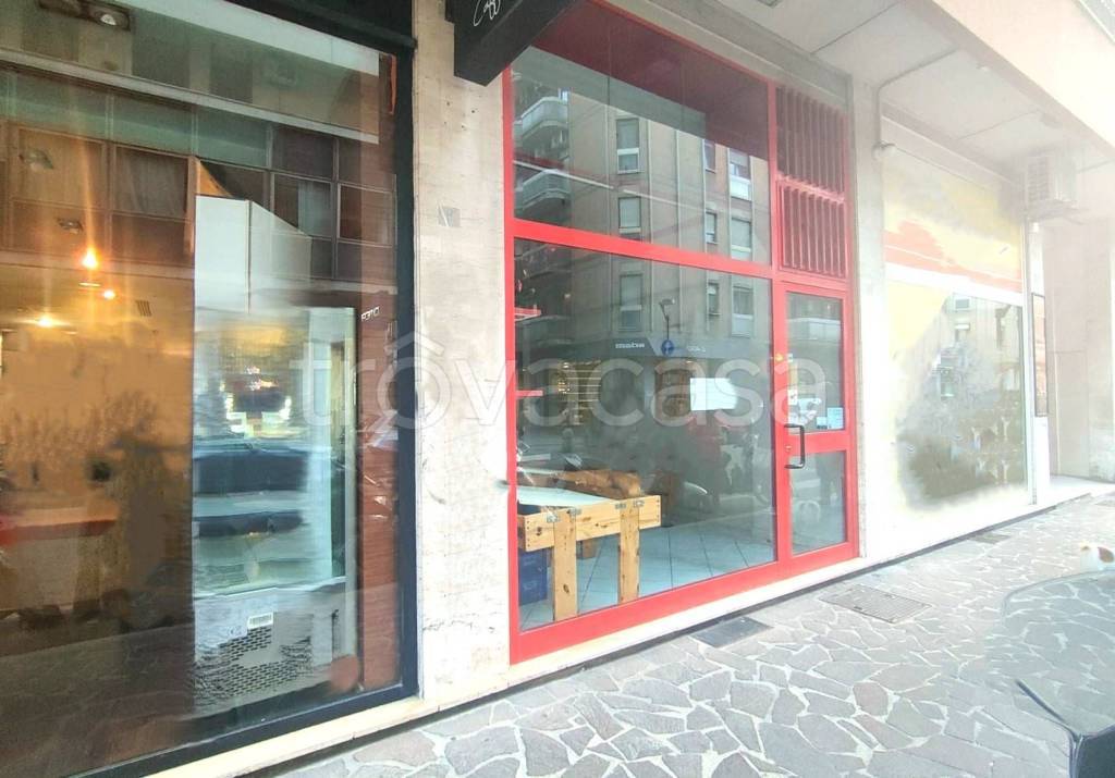 negozio in vendita a Pescara in zona Centro Città