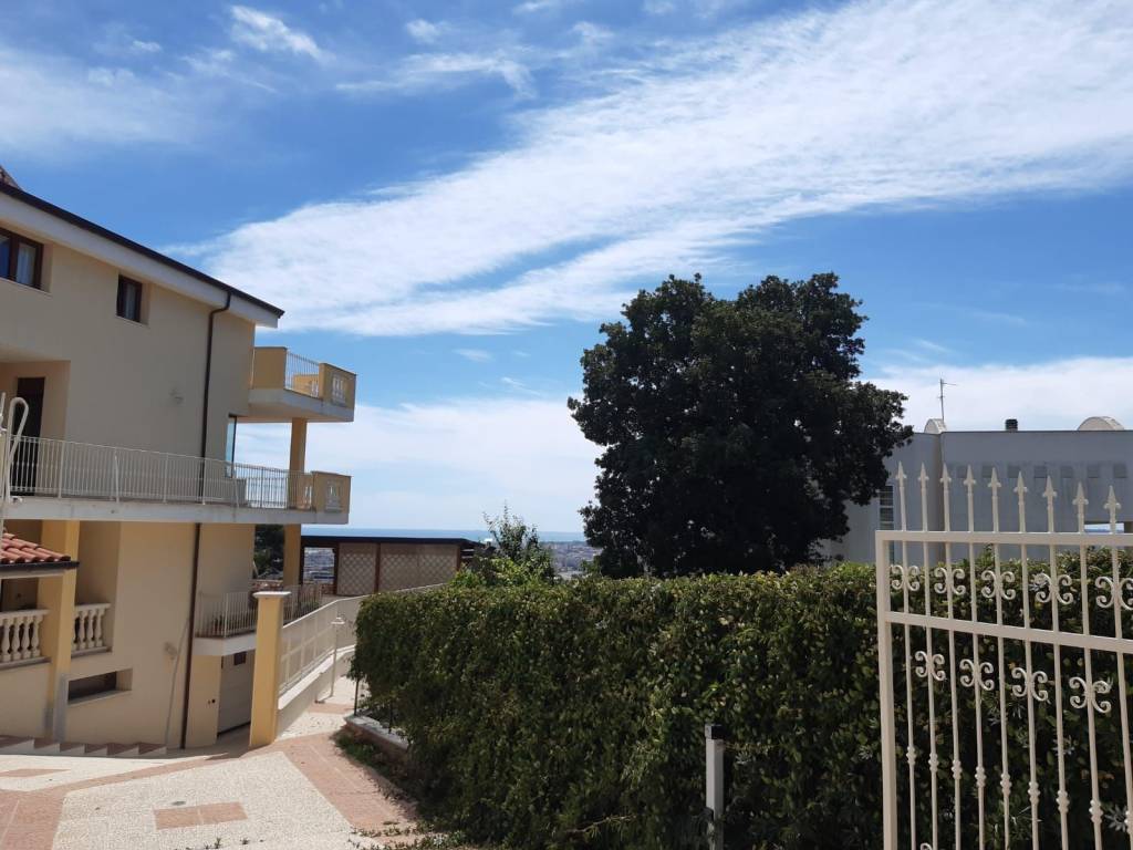 casa indipendente in vendita a Pescara in zona Ospedale