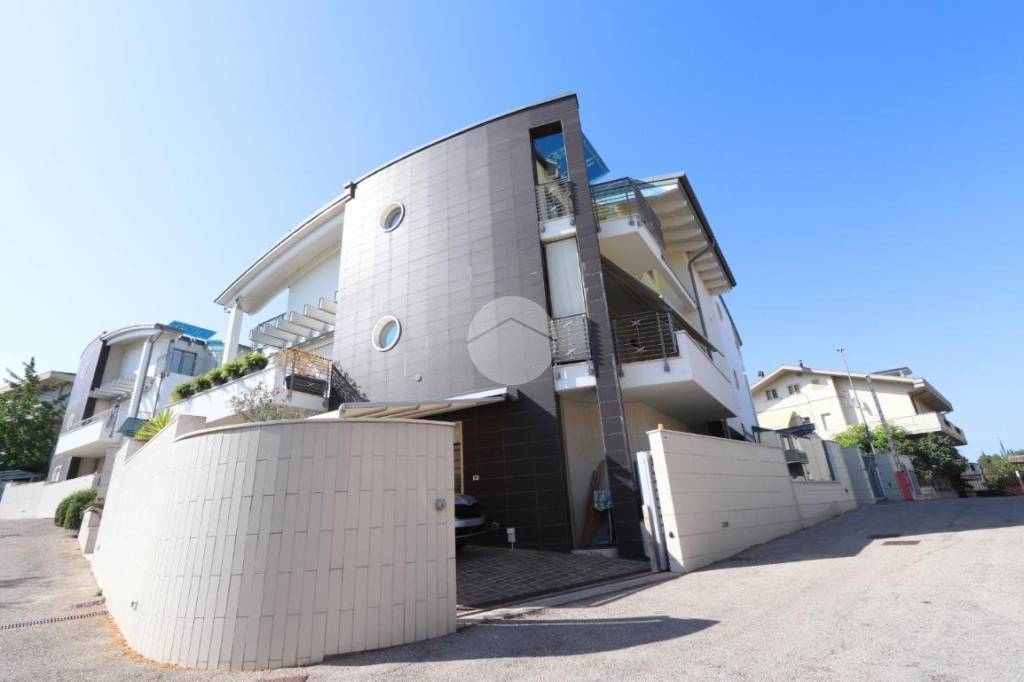 casa indipendente in vendita a Pescara in zona Colle Innamorati