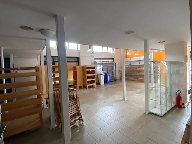 negozio in vendita a Pescara in zona San Donato