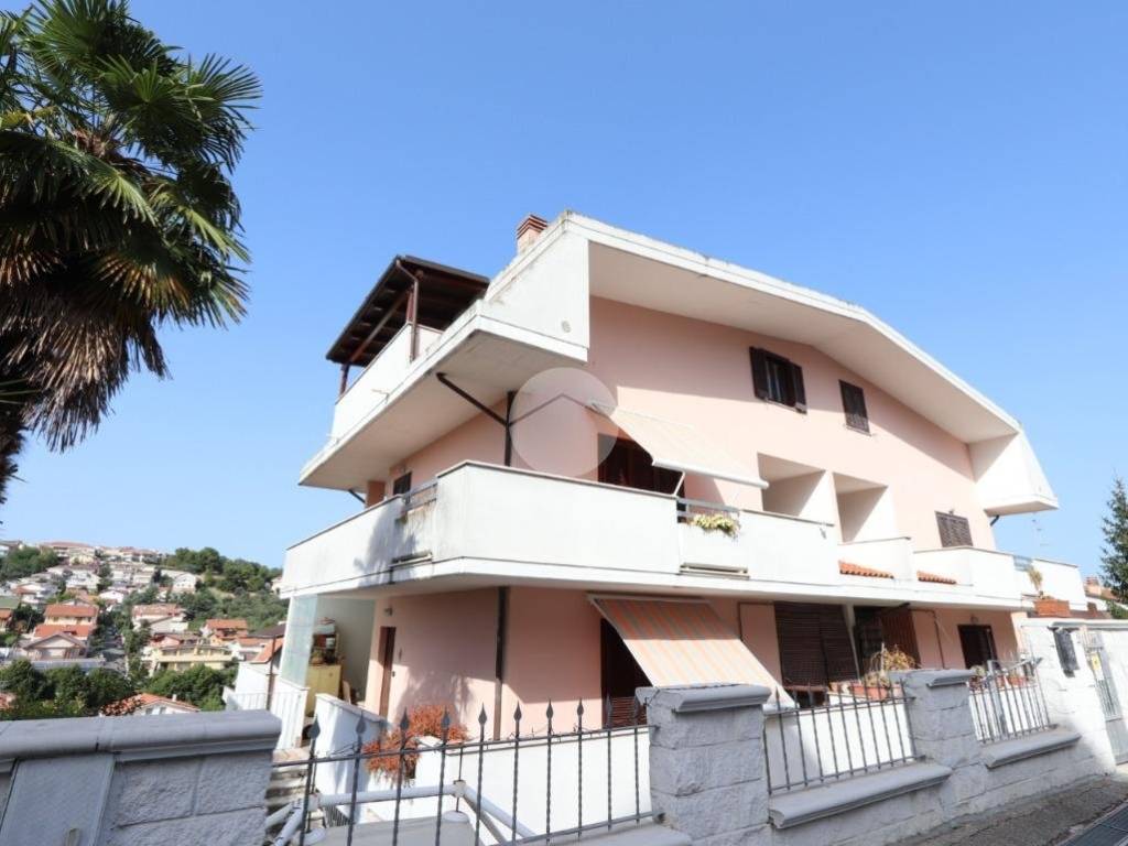 casa indipendente in vendita a Pescara in zona San Giovanni
