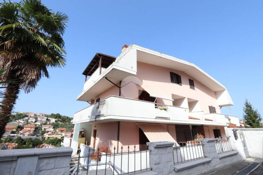 casa indipendente in vendita a Pescara in zona Colle Innamorati