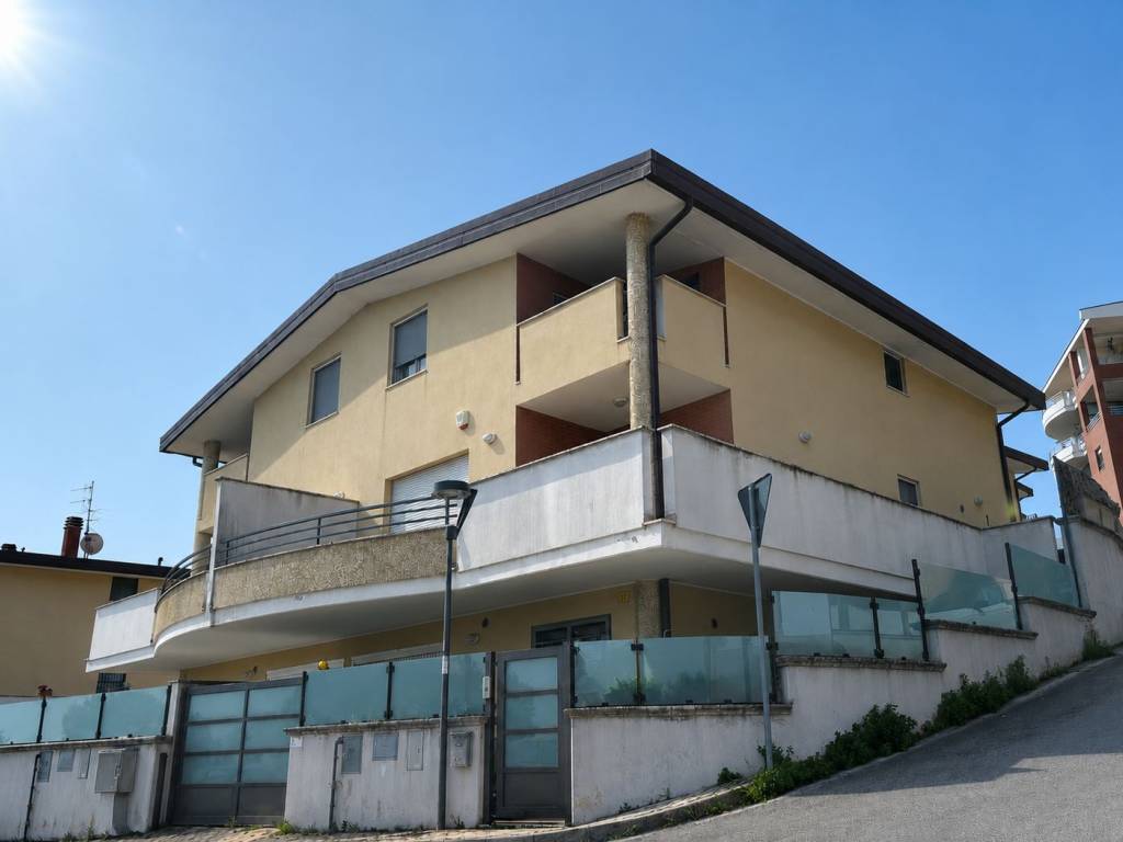 casa indipendente in vendita a Pescara in zona Colle di Mezzo