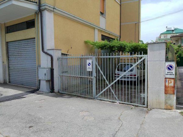 locale commerciale in vendita a Pescara in zona Madonna del Fuoco