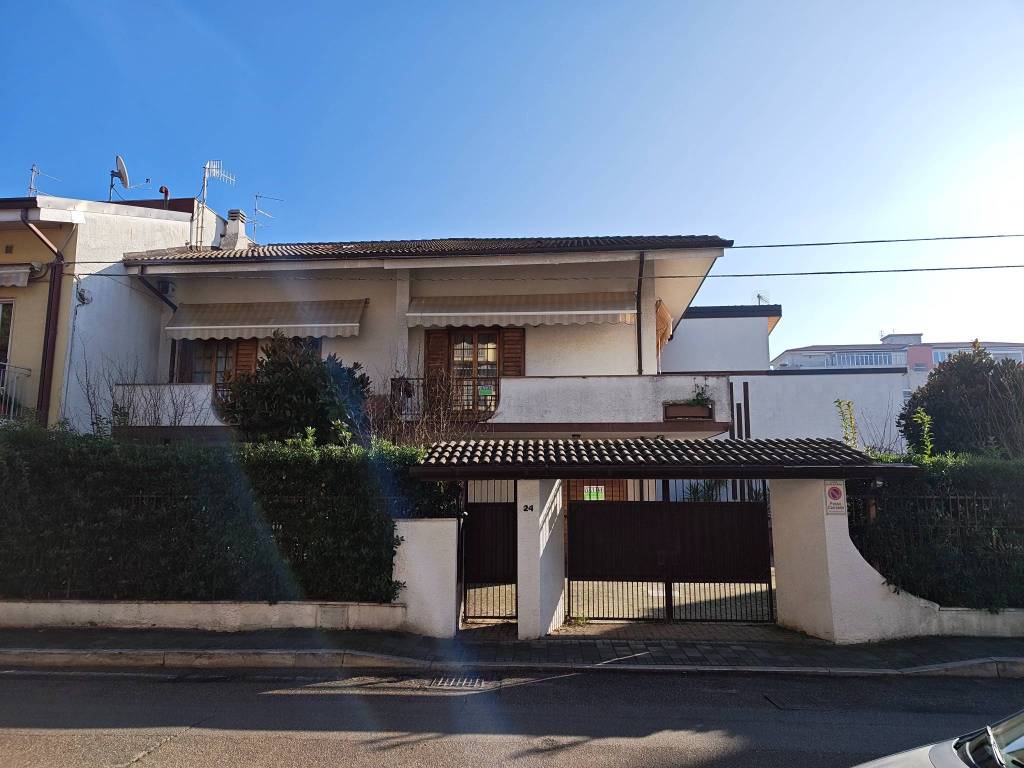 casa indipendente in vendita a Pescara in zona Stadio