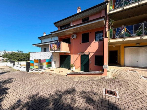 casa indipendente in vendita a Pescara in zona Colle di Mezzo