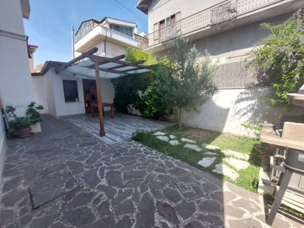 casa indipendente in vendita a Pescara in zona Ospedale