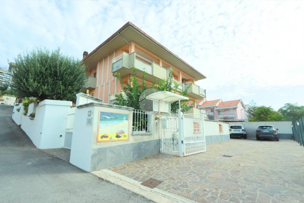 casa indipendente in vendita a Pescara in zona Colle Innamorati