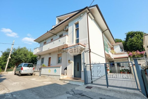 casa indipendente in vendita a Pescara in zona Colle Scorrano